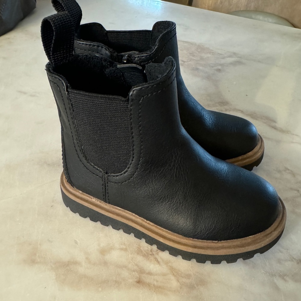 Toddler Chelsea boots H&M size 6 lightly worn